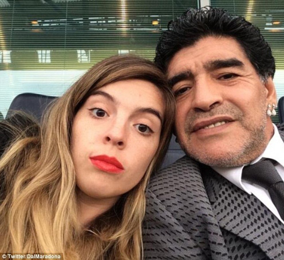 Maradona, la figlia Dalma: ‘Mi manchi, ti amerò e ti difenderò per tutta la vita’
