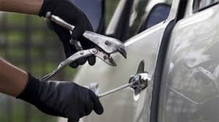 Colli Aminei, 47enne arrestato mentre ruba in un’auto