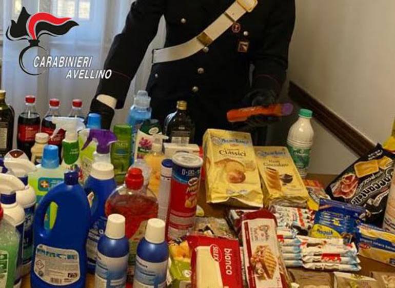 Dipendenti rubano nel supermercato dove lavorano: arrestati in flagranza