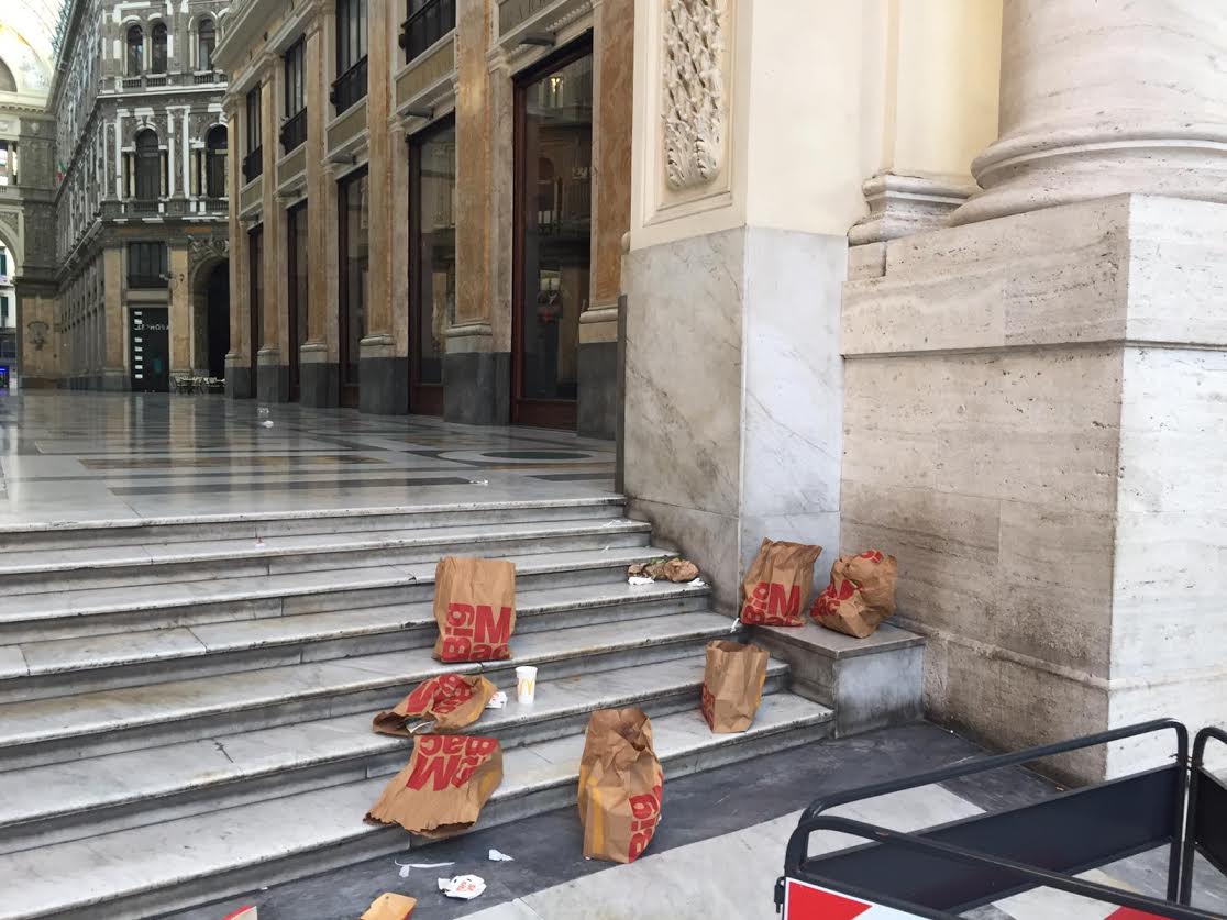 Galleria Umberto I e piazza Municipio ridotti a letamaio