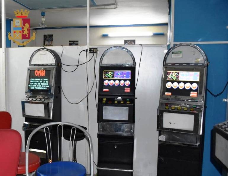 Giugliano: scoperta una “sala slot” abusiva. Denunciati il titolare e un avventore