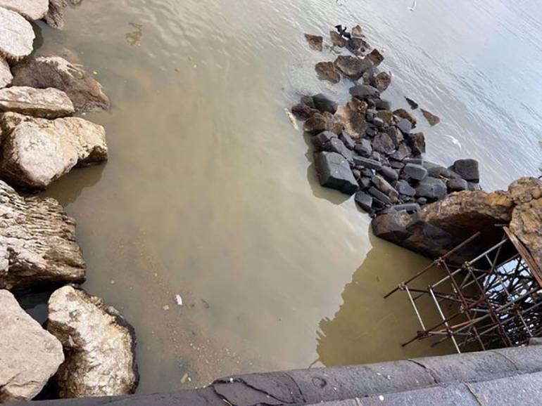 Sversamenti sospetti sul Lungomare di Napoli, in via Caracciolo