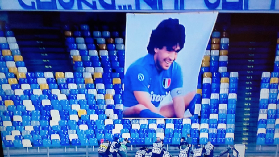 Insigne depone due mazzi di fiori sotto le due curve dello Stadio di Napoli e sotto le immagini di Maradona.