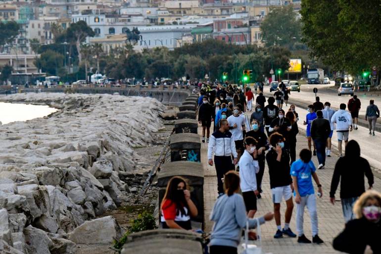 Napoli, folla con mascherina sul lungomare, ristoranti pieni e traffico