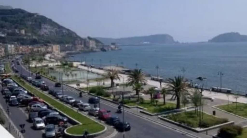 Troppi contagi a Pozzuoli e il sindaco chiude il lungomare e gli impianti sportivi