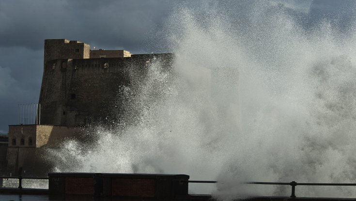Maltempo: sospesi i collegamenti nel golfo di Napoli per vento forte