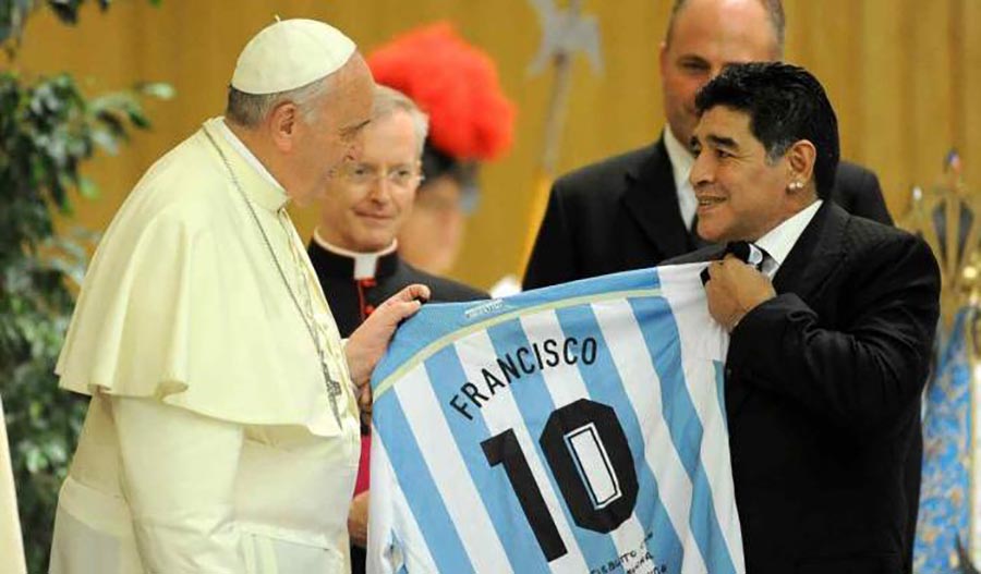Papa Francesco ricorda Maradona con affetto e prega per lui