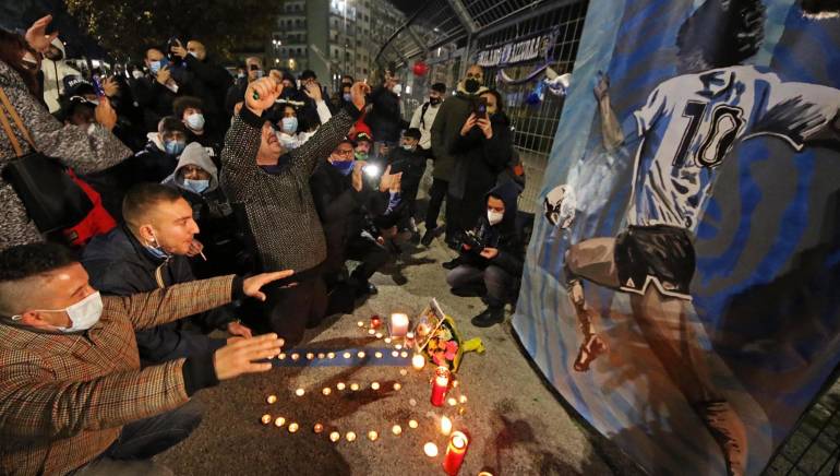 Maradona:stasera candele e applauso da tutte le finestre di Napoli