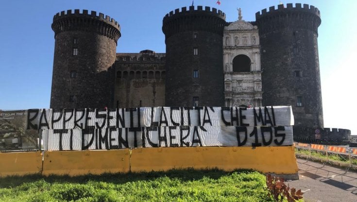Napoli, striscione al Maschio Angioino per Maradona: “La città non ti dimenticherà mai”