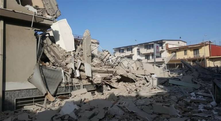 Tragedia a Poggiomarino: crolla il mobilificio Cutolo. Si cercano corpi