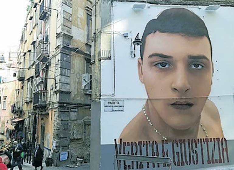 Murale per il rapinatore ucciso ai Quartieri Spagnoli polemiche tra Borrelli e il padre del ragazzo