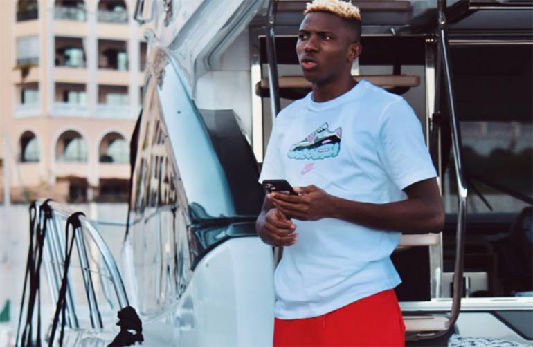 lussazione alla spalla per Osimhen