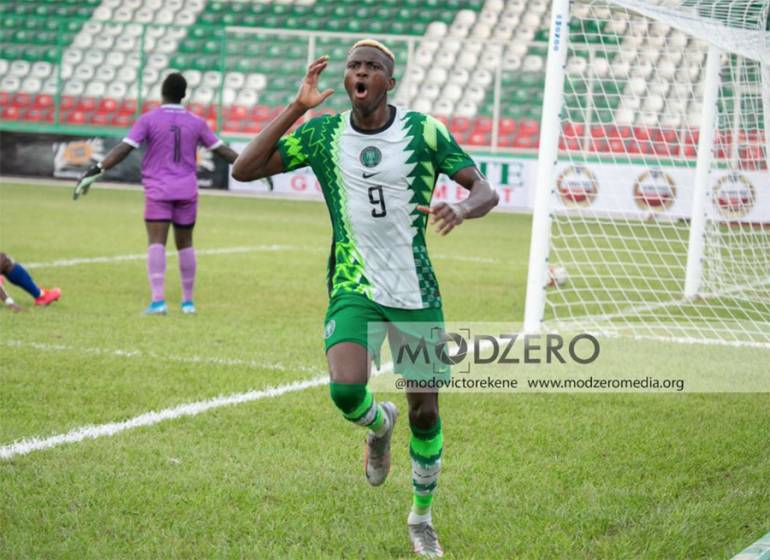 Osimhen si infortuna al polso in Nigeria