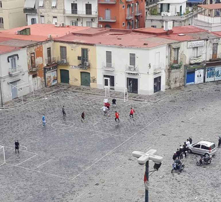 Napoli, i carabinieri interrompono partita di calcetto in piazza Mercato: denunciati due giovani