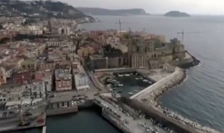 Altri due morti e 67 nuovi casi a Pozzuoli e il sindaco Vincenzo Figliolia proroga la chiusura di parchi e lungomare