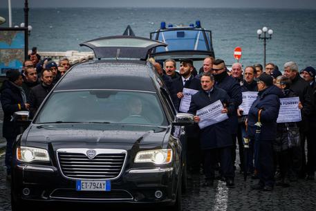 Covid a Napoli, gli imprenditori protestano sfilando con un carro funebre sul lungomare