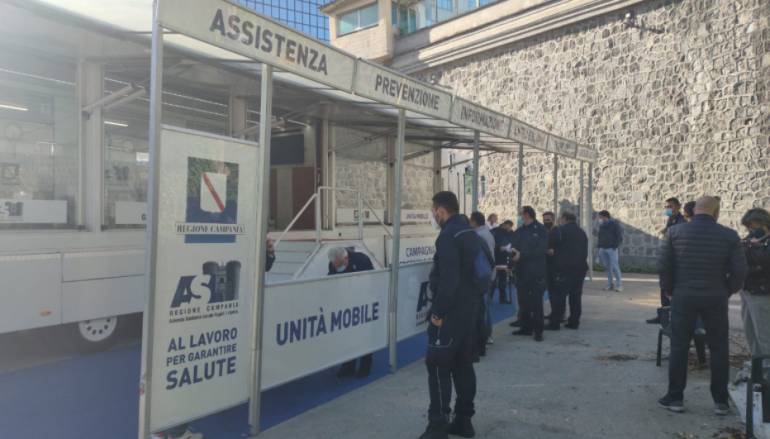 Drive-in per lo screening degli agenti penitenziari nel carcere di Poggioreale