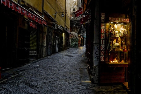 Napoli, serrande giu’ e luci accese a S.Gregorio Armeno