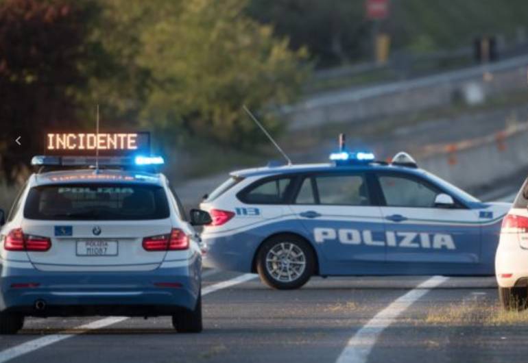 Anziana contromano in autostrada per chilometri: fermata dalla polizia stradale