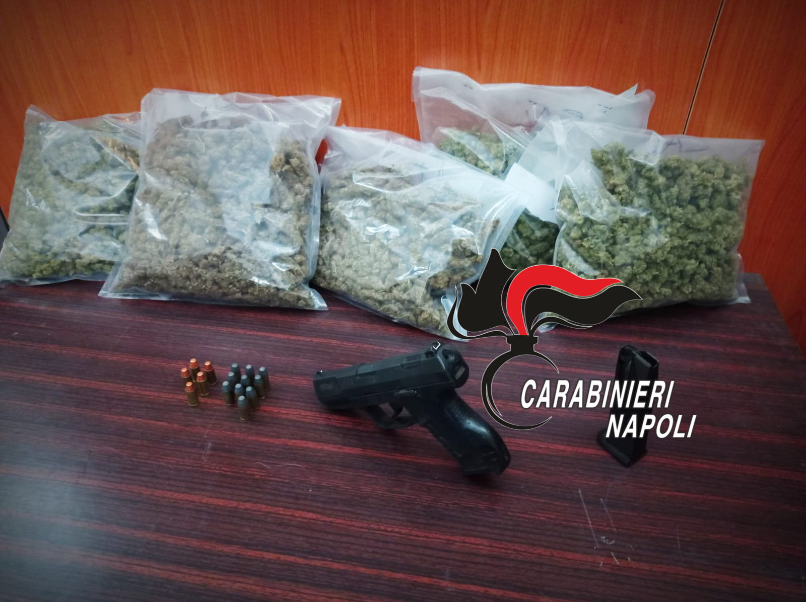 Napoli, trovato con droga e pistola in casa: 52enne arrestato a Chiaiano