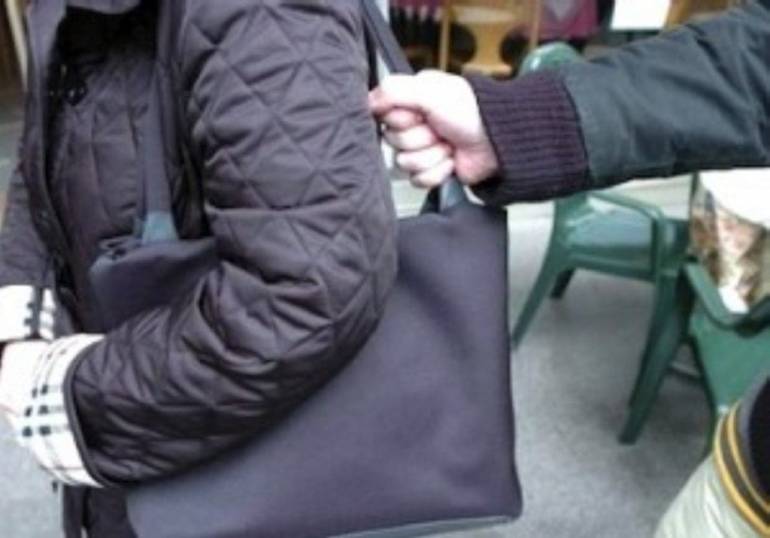 Napoli, scippa una donna al Corso Umberto: arrestato