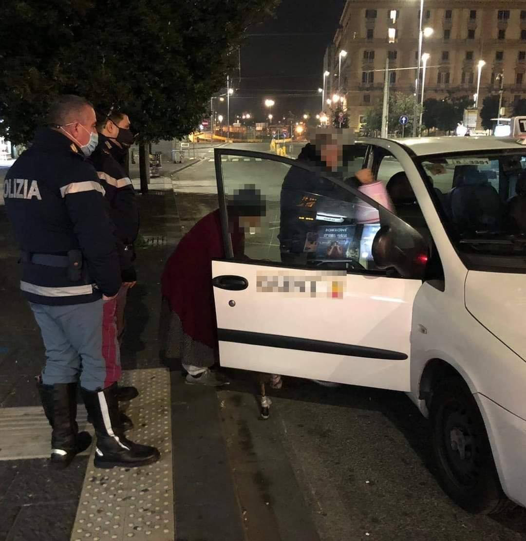 Napoli, anziana perde il bus per tornare a casa: gli agenti le pagano il taxi