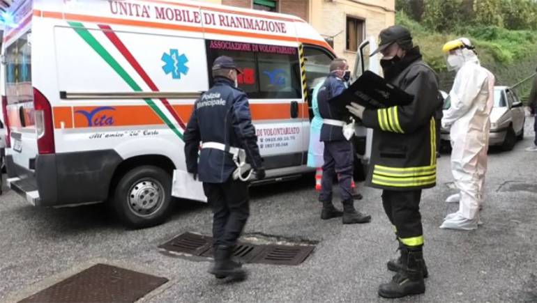 Napoli, auto si ribalta a Mergellina: ferita una coppia