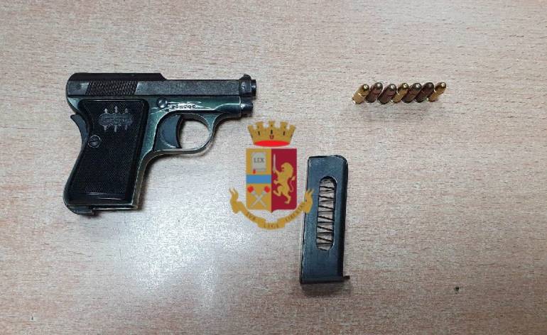 Napoli, 16enne sorpreso con un’arma in giro per Fuorigrotta: denunciato