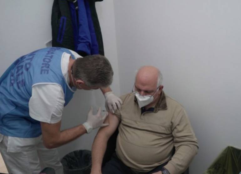 Covid, Ascierto si vaccina: ‘Siamo a 100metri dal traguardo’