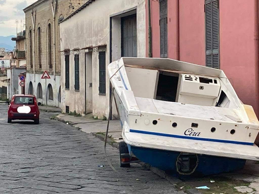 A Ercolano barca abbandonata in strada tra l’indifferenza