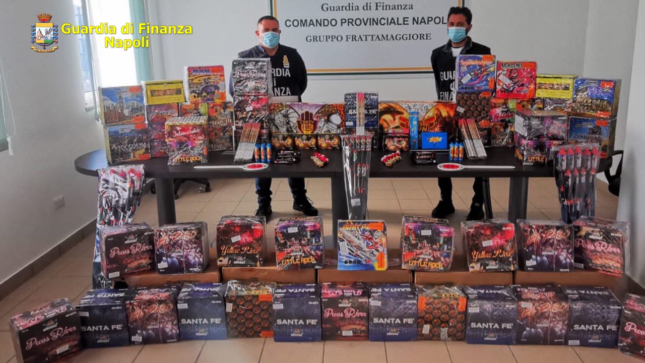 Napoli, sequestrata una tonnellata di botti pericolosi: 4 arresti