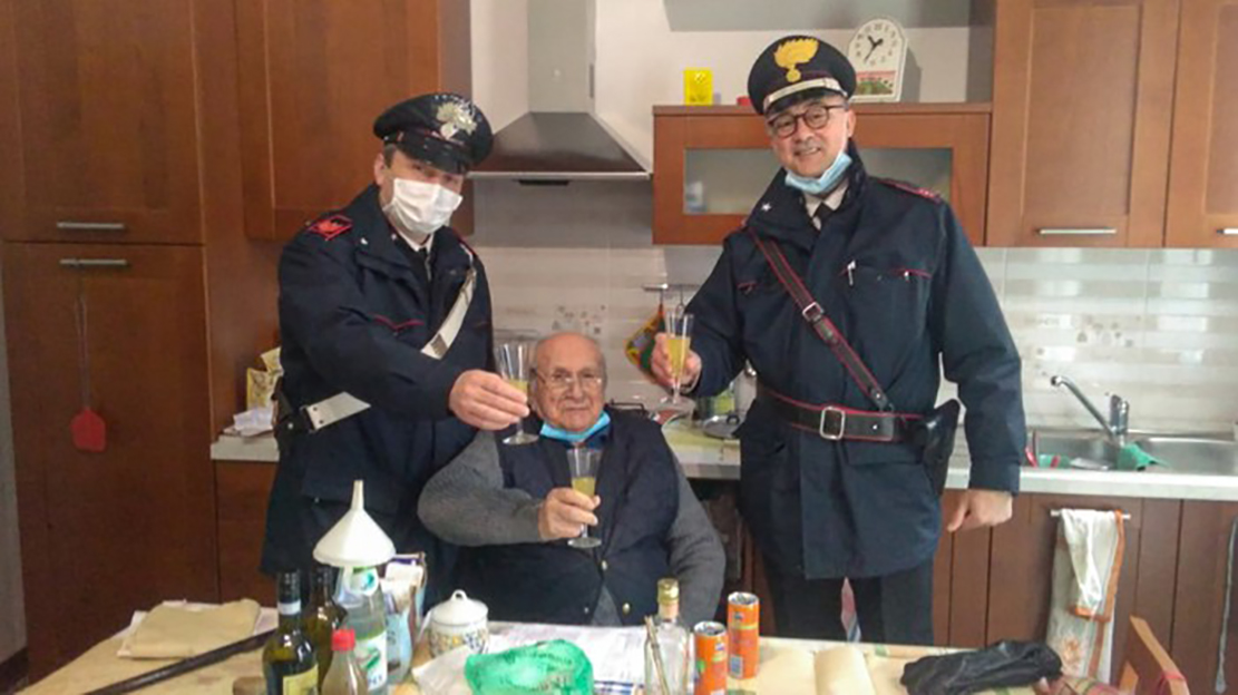 94enne solo a casa chiama i carabinieri per fare brindisi. La foto virale sul web
