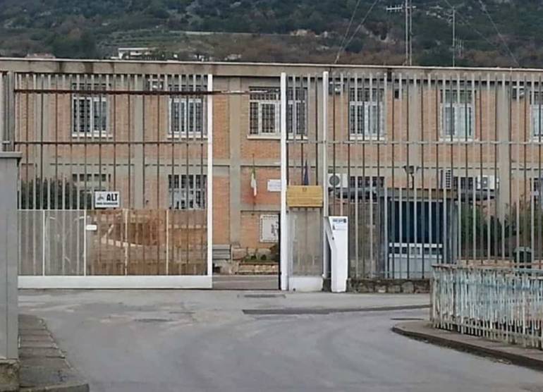 Salerno, detenuto malato sale per protesta sul tetto del carcere