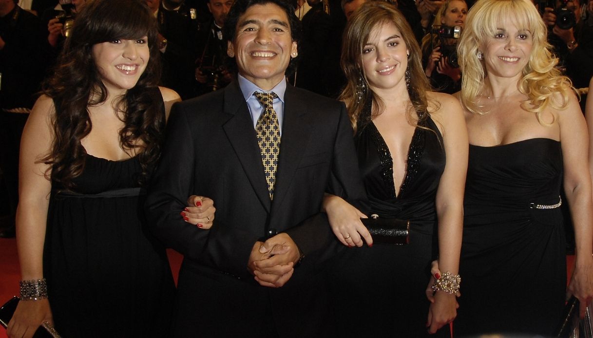 Maradona, le prime due figlie e l’ex moglie escluse dal testamento