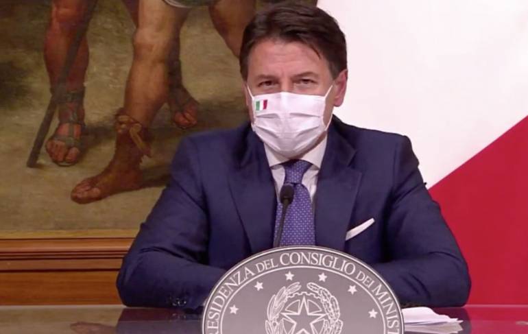 Conte presenta il Dpcm: ‘Raccomandiamo festività solo con il nucleo convivente’
