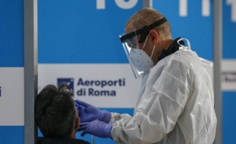 Variante inglese del covid, caccia a casi sospetti: tracciati migliaia di arrivi dalla Gran Bretagna