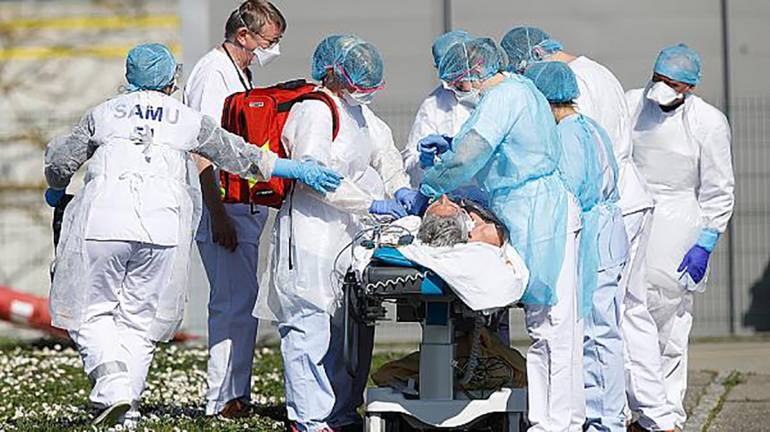 Covid, boom di contagi e morti negli Usa e in Germania