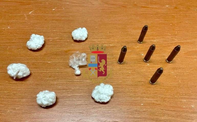 Napoli, trovato con droga e munizioni, arrestato 21enne a Scampia