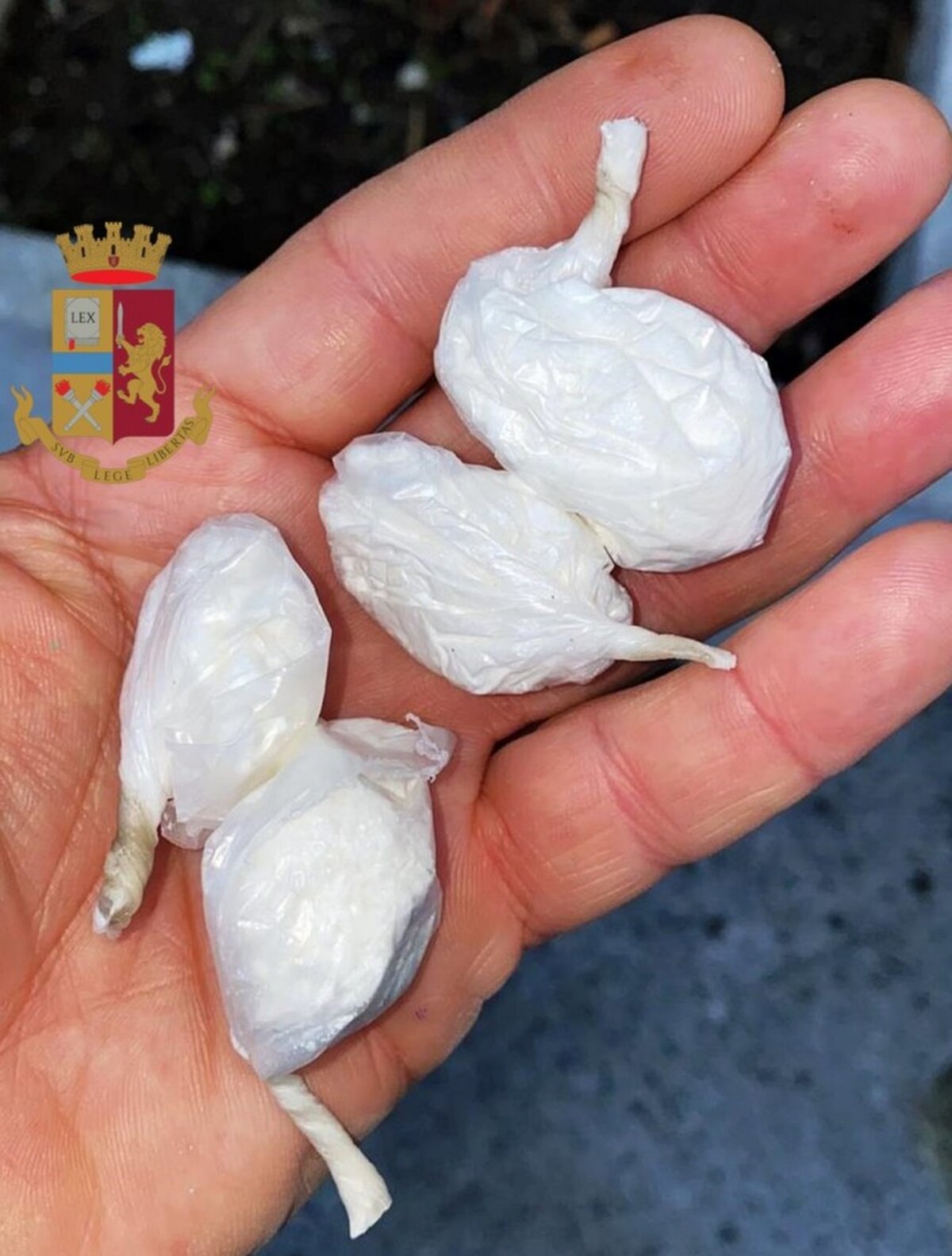 Napoli, beccato a nascondere droga dietro una grata: preso 59enne al rione don Guanella