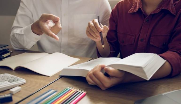 Napoli, chiede soldi in cambio di superamento esame: sospeso docente universitario