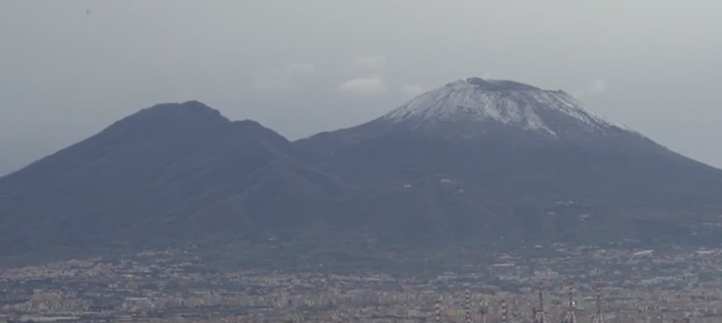 Primi fiocchi di neve sul Vesuvio