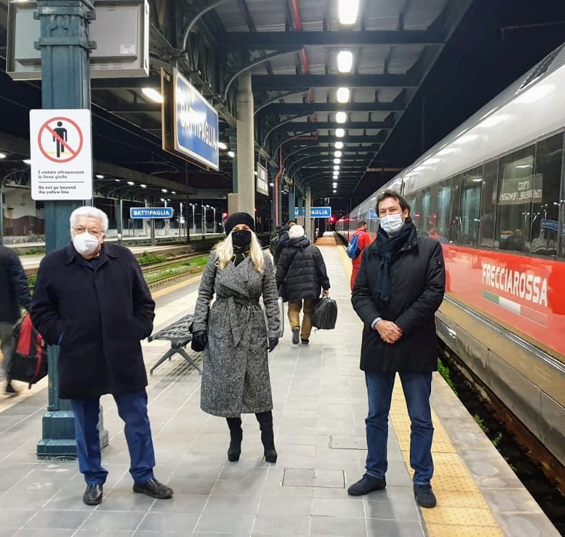 Oggi la prima fermata del treno Frecciarossa nella stazione di Battipaglia