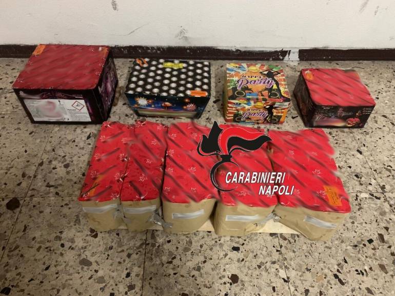 Napoli, accende i fuochi d’artificio: 23enne denunciato a Secondigliano