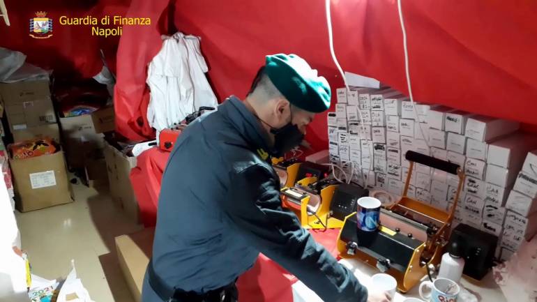 Scoperta a Pollena Trocchia una fabbrica della contraffazione: un denunciato