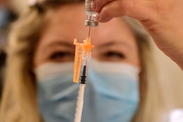 Covid: infermiera spagnola positiva 24 ore dopo vaccino