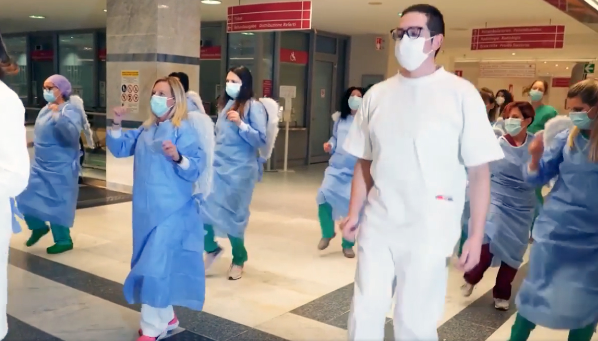 Virale il video di medici e infermieri che ballano Jerusalema a Natale