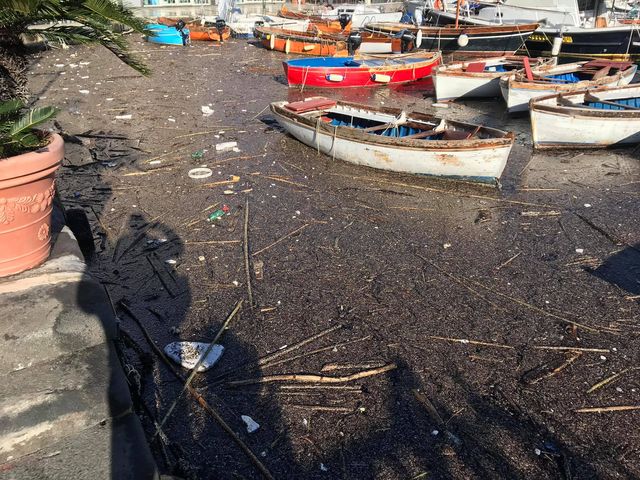 Napoli, dopo il maltempo mare sporco e arenili pieni di rifiuti