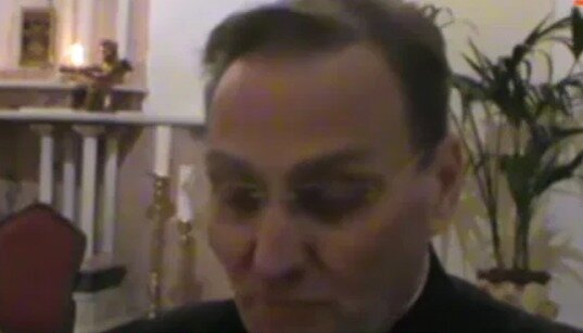 Messa di Natale choc in Campania: prof. getta candelabro addosso al prete durante la funzione
