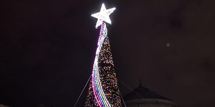 A Napoli inaugurato l’albero in piazza del Plebiscito, è alto 15metri