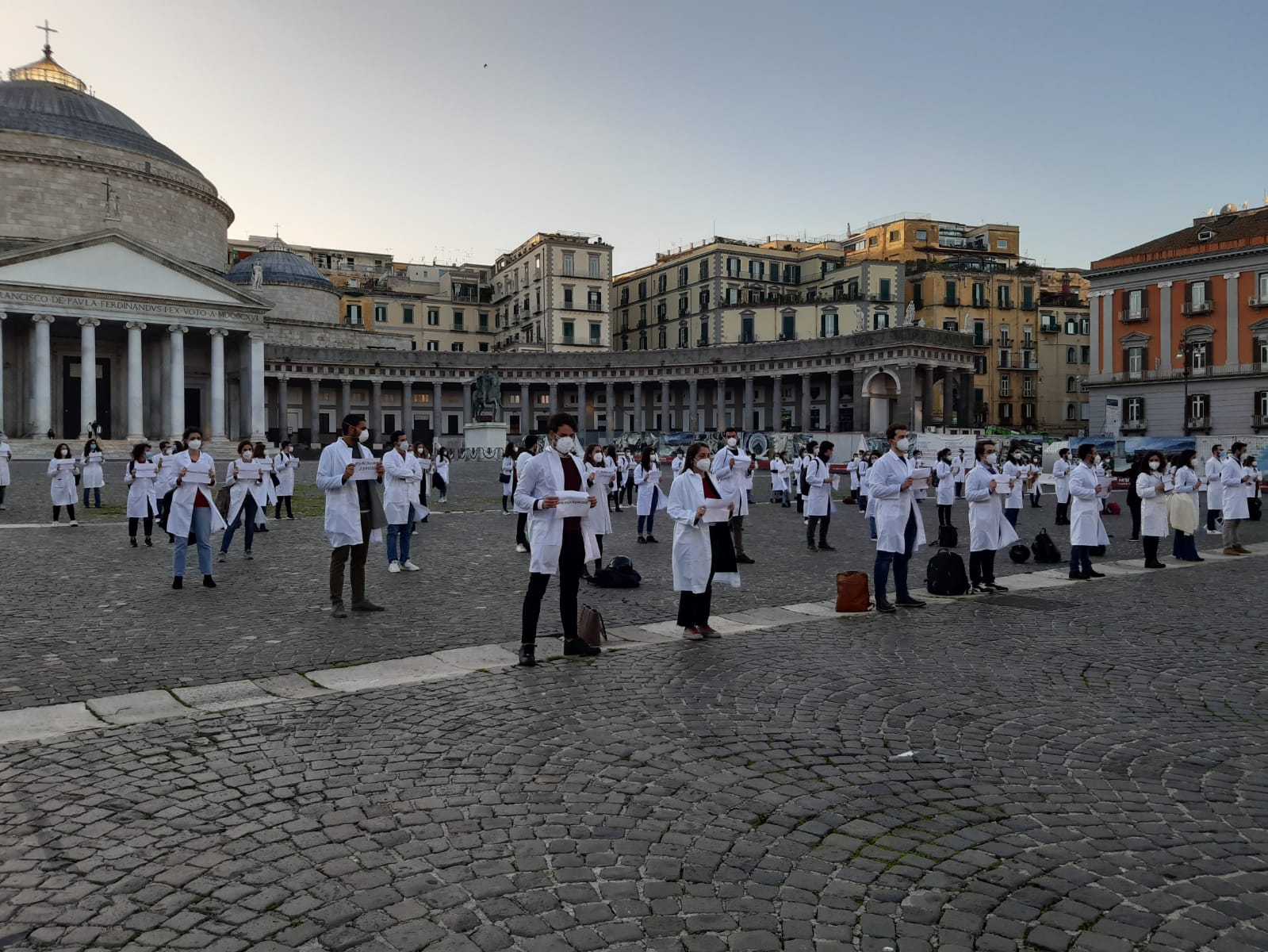 Napoli, laureati in medicina in piazza per chiedere lo sblocco delle graduatorie
